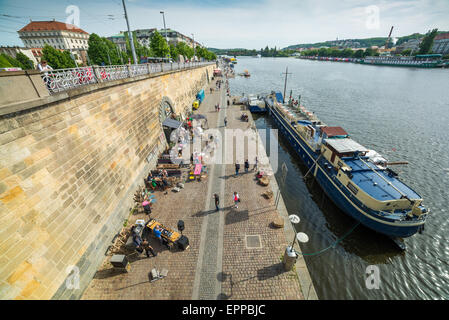 La passeggiata lungo il fiume Moldava, Rasinovo Nabrezi, Praga, Repubblica Ceca, Europa Foto Stock