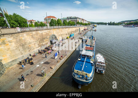 La passeggiata lungo il fiume Moldava, Rasinovo Nabrezi, Praga, Repubblica Ceca, Europa Foto Stock