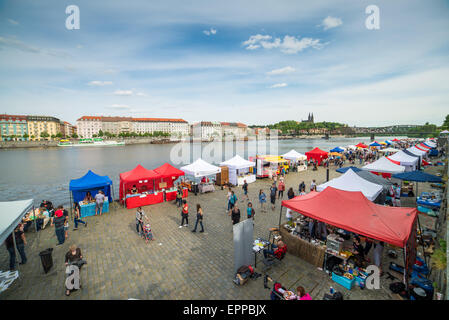 Praga street market sulla banca del fiume Vltava, Praga, Repubblica Ceca Foto Stock