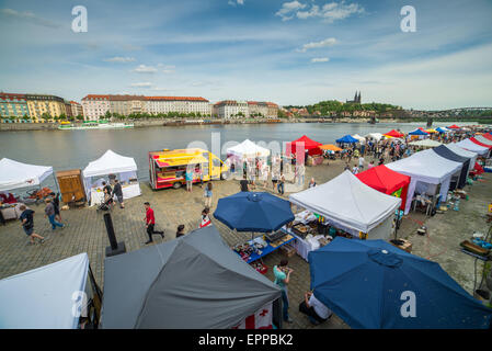 Praga street market sulla banca del fiume Vltava, Praga, Repubblica Ceca Foto Stock