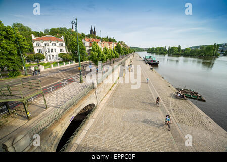 La passeggiata lungo il fiume Moldava, Rasinovo Nabrezi, sfondo Praga Vysehrad chiesa di San Pietro e Paolo, Repubblica Ceca Foto Stock