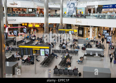 Il terminale 2 interno dell'edificio all'Aeroporto Heathrow di Londra REGNO UNITO Foto Stock