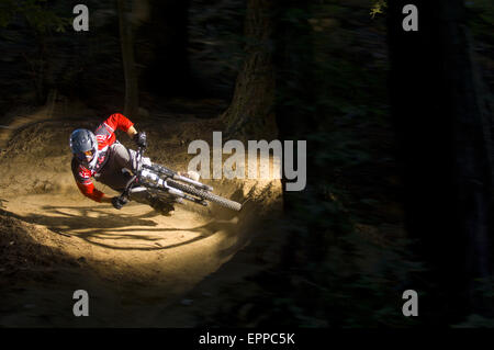 L'uomo la curva sulla sua mountain bike a Santa Cruz, in California mentre le riprese per il nuovo disordine mondiale Foto Stock