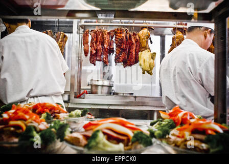 Nervature, anatre e pollo pende sui ganci di acciaio in un ristorante cinese. Foto Stock