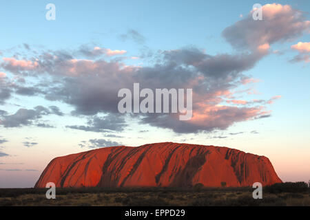 Ayers Rock (Uluru) al tramonto Foto Stock