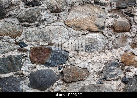 Fortezza vecchia parete costituita da grosse pietre in muratura sullo sfondo del modello Foto Stock