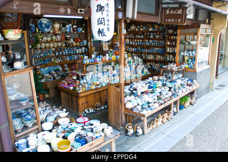 Ceramiche giapponesi da negozi di souvenir nella città vecchia di Kyoto in Giappone Foto Stock