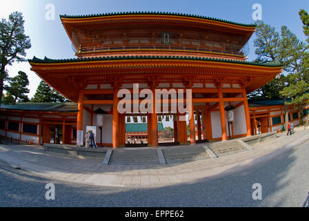 L'ingresso e la porta di Heian Jingu nella prefettura di Kyoto, Giappone su una soleggiata giornata invernale. Foto Stock