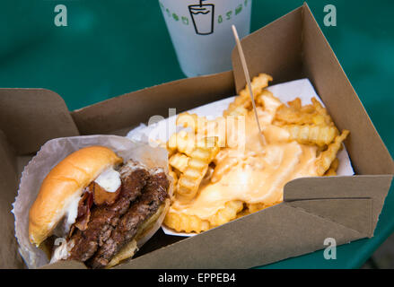 Il Parco burger presso il Grand Re-apertura di Shake Shack a Madison Square Park, con formaggio patatine fritte. Il 20 maggio 2015. Foto Stock