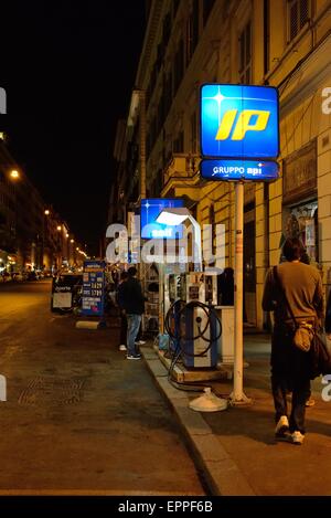 Marciapiede stazione di benzina di notte a Roma, Italia Foto Stock