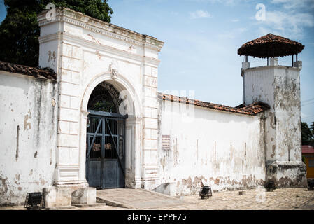 GRANADA, Nicaragua - Fuerte la Polvora, un forte coloniale spagnolo del XVIII secolo, sorge su un'altura che domina la storica città di Granada. Costruita nel 1748, la fortezza rimane un importante punto di riferimento e testimonianza del passato coloniale della città. Foto Stock