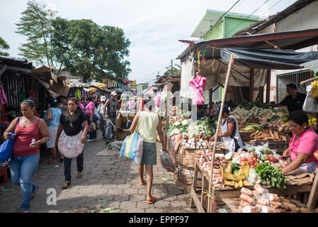 GRANADA, Nicaragua: I venditori di frutta e verdura si occupano delle bancarelle presso il Mercado Municipal, il mercato centrale di Granada. Questi fornitori mantengono le tradizionali pratiche di mercato, esponendo ogni giorno prodotti freschi per i clienti locali. Il mercato serve come fonte primaria di frutta e verdura fresca per i residenti di Granada. Foto Stock