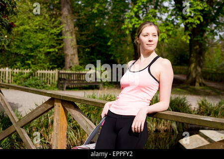 Giovane donna in abiti fitness relax Foto Stock