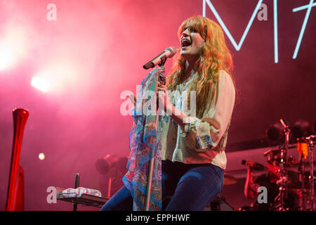 Irvine, California, USA. 16 Maggio, 2015. Il cantante FLORENCE WELCH di Firenze e la macchina esegue live durante il KROQ Weenie Roast Y Fiesta a Irvine Meadows anfiteatro a Irvine, California © Daniel DeSlover/ZUMA filo/Alamy Live News Foto Stock