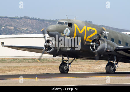 II Guerra Mondiale C-53 trasporto truppe riquadro sulla pista pronto per taxi Foto Stock