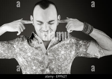 Modello in studio isolata sulla pianura sfondo grigio Foto Stock