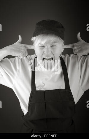 Modello in studio isolata sulla pianura sfondo grigio Foto Stock