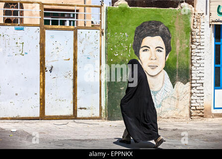 Martire murales con la donna velata di Shiraz,Iran Foto Stock