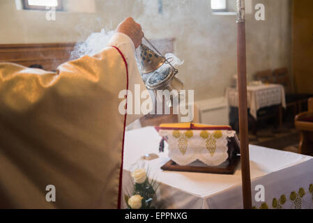 Incenso durante la Santa Messa all altare Foto Stock