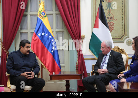 Caracas. Il 20 maggio 2015. Venezuela del Presidente Nicolas Maduro (L) incontra il ministro degli Esteri palestinese Riyad al-Maliki a Caracas il 20 maggio 2015. © Venezuela la Presidenza/AVN/Xinhua/Alamy Live News Foto Stock