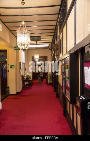 Interno del dominio coloniale britannico Hill Club, Nuwara Eliya, Sri Lanka, Asia Foto Stock