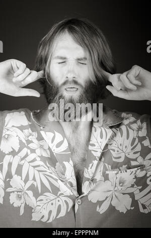 Modello in studio isolata sulla pianura sfondo grigio Foto Stock