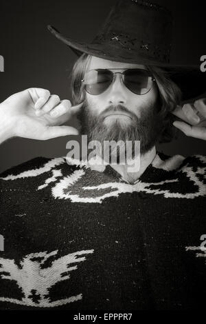 Modello in studio isolata sulla pianura sfondo grigio Foto Stock