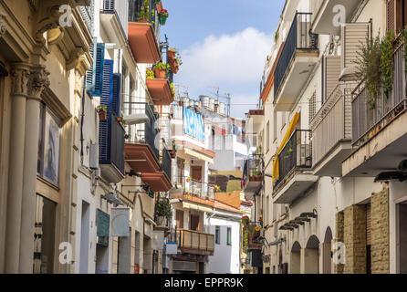 Strette strade medievali nella vecchia Sitges, storico resort-città vicino a Barcellona in Spagna Foto Stock