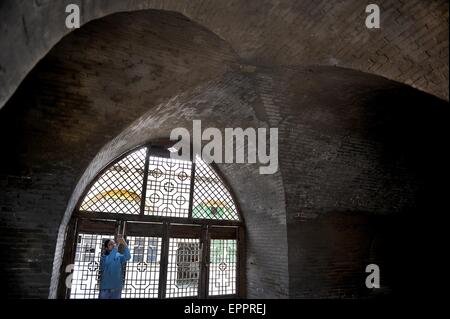 Zichang, la Cina della provincia di Shaanxi. Il 20 maggio 2015. Un turista visita il sito di una sala riunioni in città Anding di Zichang County, Cina nord-occidentale della provincia di Shaanxi, 20 maggio 2015. Il 1600-anno-vecchia città Anding ha ben conservato di Zhongshan Grotte di montagna e le altre architetture di tempi antichi. © Tao Ming/Xinhua/Alamy Live News Foto Stock