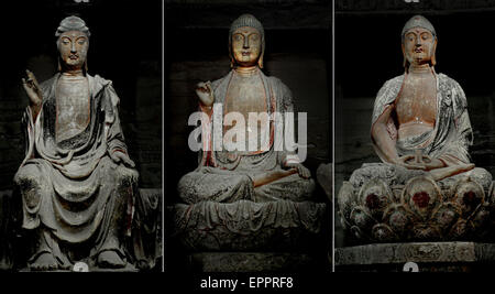 Zichang. Il 20 maggio 2015. Combo foto scattata il 20 maggio 2015 Mostra Sakyamuni Buddha dei tre periodi provenienti in sucession passato, presente e futuro (L-R) in una grotta di Anding città di Zichang County, Cina nord-occidentale della provincia di Shaanxi. Il 1600-anno-vecchia città Anding ha ben conservato di Zhongshan Grotte di montagna e le altre architetture di tempi antichi. © Tao Ming/Xinhua/Alamy Live News Foto Stock