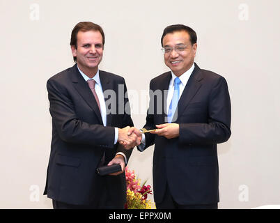 (150520) -- RIO DE JANEIRO, 20 maggio 2015 (Xinhua) -- il Premier cinese LI Keqiang (R) riceve la chiave della città di Rio de Janeiro presentato dal sindaco Eduardo Paes a Rio de Janeiro, Brasile, 20 maggio 2015. (Xinhua/Pang Xinglei) (WF) Foto Stock