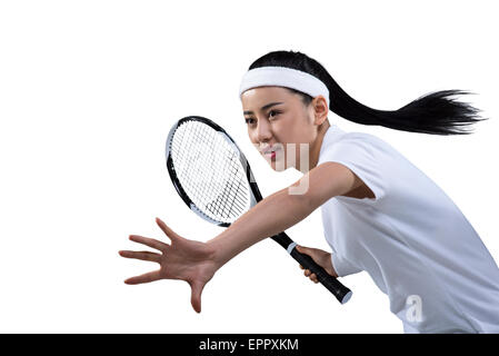 Femmina di giocatore di tennis pronto a colpire la sfera, ritratto Foto Stock