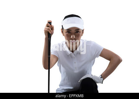 Giovani femmine golfista preparando per il putt sul campo da golf Foto Stock