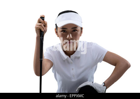 Giovani femmine golfista preparando per il putt sul campo da golf Foto Stock