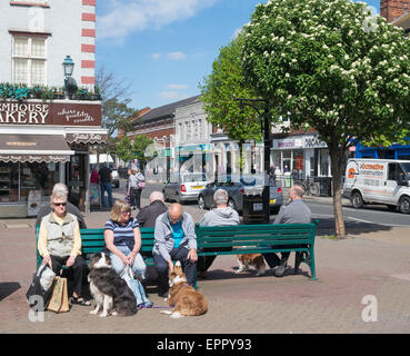 Le persone anziane seduta Skegness Town Center, Lincolnshire, England, Regno Unito Foto Stock