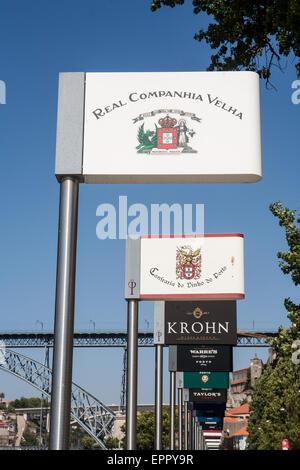 Indicazioni per il vino di Porto le aziende che dispongono di cantine del vino di Porto. Il tour delle cantine termina con la possibilità di assaggiare la famosa bevanda. Le cantine di vino Porto, noto anche come "casette"(localmente noto come "grotte") dove il famoso vino di Porto è memorizzato e di età, sono molto popolari attrazioni turistiche. In Vila Nova de Gaia, regione sulla riva sud del fiume Douro. Porto, Portogallo. Foto Stock