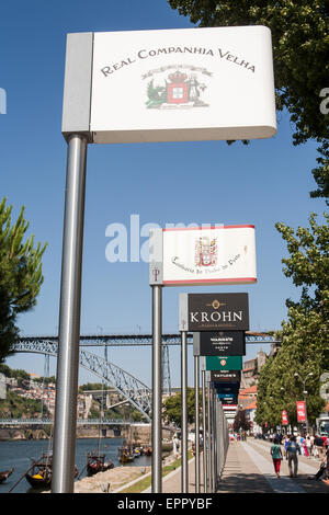 Indicazioni per il vino di Porto le aziende che dispongono di cantine del vino di Porto. Il tour delle cantine termina con la possibilità di assaggiare la famosa bevanda. Le cantine di vino Porto, noto anche come "casette"(localmente noto come "grotte") dove il famoso vino di Porto è memorizzato e di età, sono molto popolari attrazioni turistiche. In Vila Nova de Gaia, regione sulla riva sud del fiume Douro. Porto, Portogallo. Foto Stock