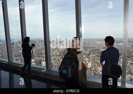 Visitatori stand sul 'One World Observatory' Observation Deck a quello nuovo World Trade Center di New York, NY, STATI UNITI D'AMERICA, 20 maggio 2015. La piattaforma di osservazione occupa gli ultimi tre piani dell'edificio più alto in tutto il mondo occidentale e viene aperto il 29 maggio 2015. Foto: CHRIS MELZER/dpa - nessun filo SERVICE - Foto Stock