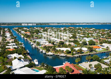 Florida Palm Beach West Singer Island intercostale case di lusso con le barche attraccate al fondo di giardini Foto Stock