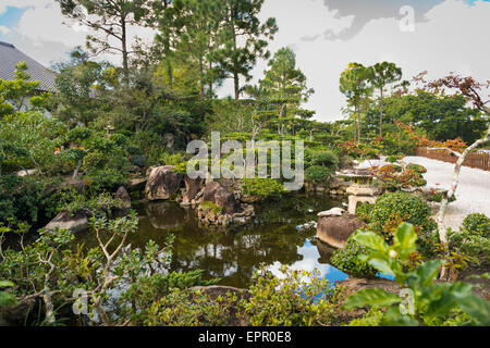 Florida , Del Ray Beach , Morikami Museum & Park , Roji-En , Giardini Giapponesi di gocce di rugiada acqua di lago dettaglio alberi di pietre Foto Stock