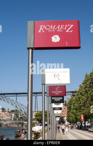 Indicazioni per il vino di Porto le aziende che dispongono di cantine del vino di Porto. Il tour delle cantine termina con la possibilità di assaggiare la famosa bevanda. Le cantine di vino Porto, noto anche come "casette"(localmente noto come "grotte") dove il famoso vino di Porto è memorizzato e di età, sono molto popolari attrazioni turistiche. In Vila Nova de Gaia, regione sulla riva sud del fiume Douro. Porto, Portogallo. Foto Stock