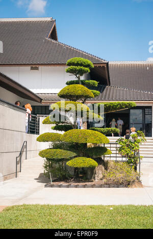 Florida Del Ray Beach Morikami Museum & Park Roji-En Giardini Giapponesi di gocce di rugiada curati posteriore albero museum persone Foto Stock