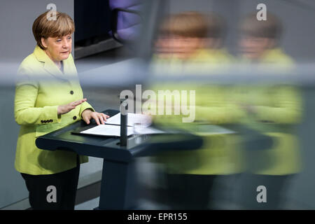 Berlino, Germania. 21 Maggio, 2015. Il cancelliere tedesco Angela Merkel parla del prossimo vertice G7 durante una sessione di incontro presso il Bundestag, la camera bassa del Parlamento, a Berlino, Germania, il 21 maggio 2015. Credito: Zhang ventola/Xinhua/Alamy Live News Foto Stock