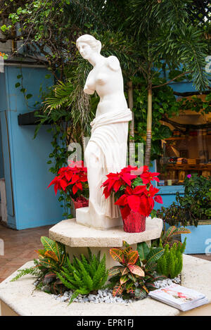 Florida Palm Beach Worth Avenue shopping di lusso strada intonaco decorativo statua figura scultura la Venere di Milo poinsettias di copia Foto Stock