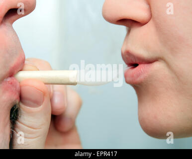 Per coloro che godono di fumare marijuana joint closeup Foto Stock