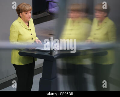 Berlino, Germania. 21 Maggio, 2015. Cancelliere federale tedesco Angela Merkel parla al Bundestag tedesco a Berlino, Germania, 21 maggio 2015. Foto: WOLFGANG KUMM/dpa/Alamy Live News Foto Stock