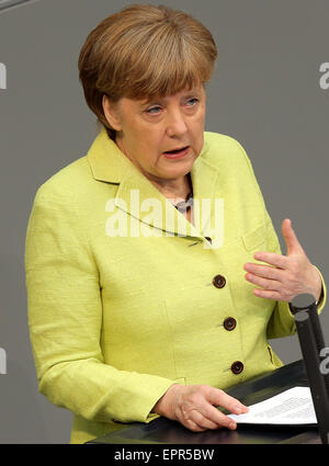 Berlino, Germania. 21 Maggio, 2015. Cancelliere federale tedesco Angela Merkel parla al Bundestag tedesco a Berlino, Germania, 21 maggio 2015. Foto: WOLFGANG KUMM/dpa/Alamy Live News Foto Stock