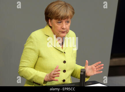 Berlino, Germania. 21 Maggio, 2015. Cancelliere federale tedesco Angela Merkel parla al Bundestag tedesco a Berlino, Germania, 21 maggio 2015. Foto: WOLFGANG KUMM/dpa/Alamy Live News Foto Stock