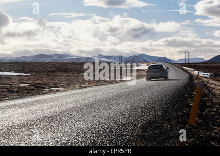 Auto guidando lungo la circonvallazione ovest in Islanda Foto Stock