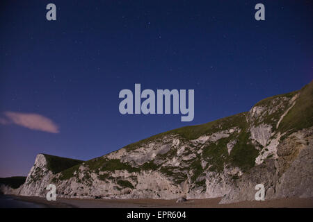 Il grande bilanciere (Orsa Maggiore) costellazione su una luce di luna alla porta di Durdle beach, Dorset, Inghilterra. Durdle porta è uno dei ma Foto Stock